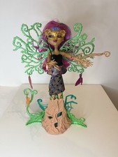 Monster High Treesa Thornwillow + socle magique – Poupée - Mattel