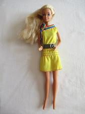 BARBIE en ROBE JAUNE et CEINTURE NOIRE - 107-4