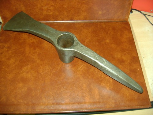 Outil ancien grosse pioche - grosse,