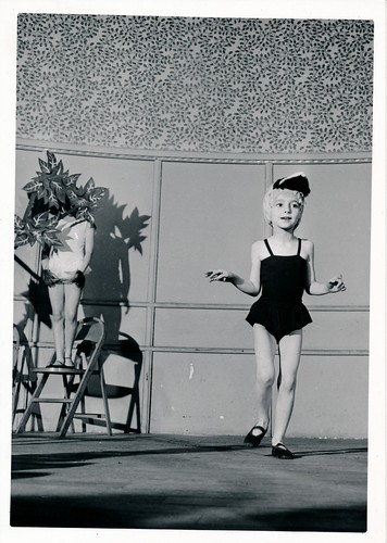 Fillette sur scène - fillette, 1950