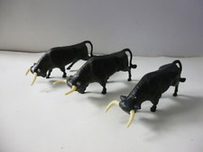 ENSEMBLE DE TROIS TOROS DE COMBAT CHARGEANT COPIE CLAIRET COMME  STARLUX CORRIDA