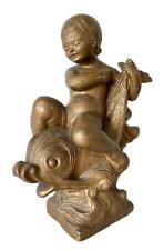 SCULPTURE D'UN ENFANT SUR UN