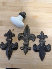 Lot Décor, Ancien Fleur De Lys Métal Avec Poignée En Porcelaine Vintage