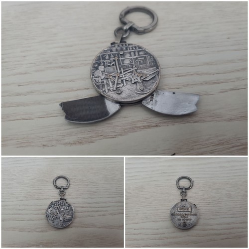 Onglié porte clé - porte, a.augis