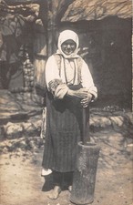 CPA RUSSIE / PAYS DE L'EST / OU MACEDOINE OU ALBANIE / CARTE PHOTO D'UNE PILEUSE