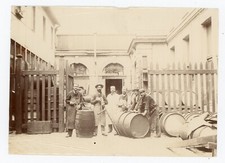 Vintage print PHOTO 1900, métier fabrique tonneau tonnelier tonnellerie entrepôt