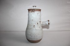 Verseuse en grès signée