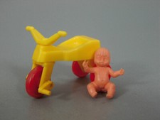 BÉBÉS : bébé avec tricycle