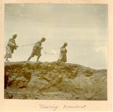 India, towing houseboat Vintage albumen print, Tirage citrate  8x9  Circa 