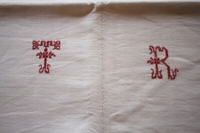 Drap N°61 ancien en lin monogramme rouge TR   224 X 240 Cm    