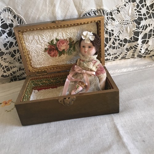 Poupée ancienne dans son - dans,