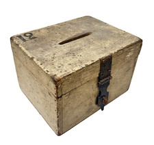 antique petite urne de