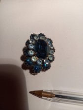 Broche ancienne en métal blanc et strass bleus
