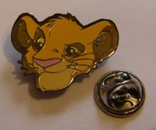 DISNEY LION KING SIMBA LOOKING LEFT vintage pin badge Z8J