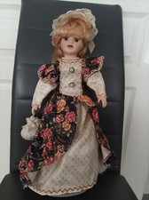 Poupée de collection 45 cm avec socle