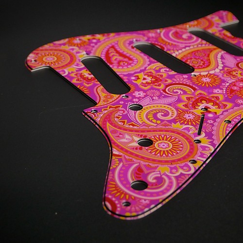 Fender strat pickguard - fender, •