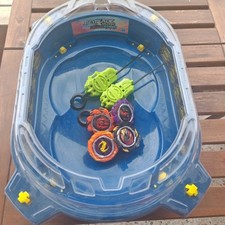 Arène Beyblade + 4 Toupies + 2 Lanceurs