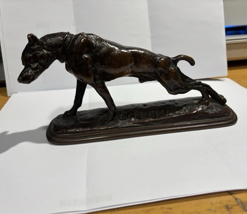 Chien étirant bronze signe - s,
