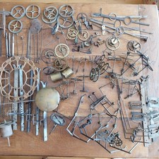 IMPORTANT LOT DE DIVERSES PIECES DE MOUVEMENTS  DE COMTOISES