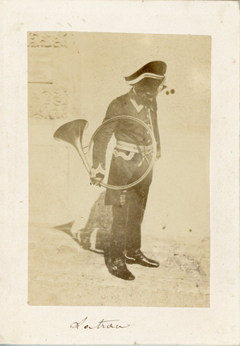 Militaire portant cor - portant,