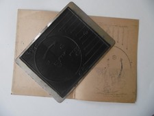 ANCIEN TAMPON ENCREUR SCOLAIRE . LES FUSEAUX HORAIRES . PLAQUE TAMPON . RARE