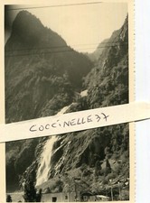 PHoto d'une cascade en montagne à identifier Structure bois visible