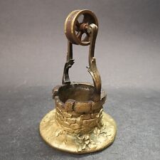 Pyrogène porte allumettes ancien en forme de puits, frottoir sur la poulie.