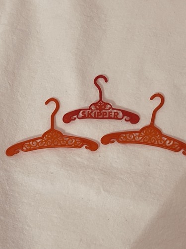 Petits cintres rouges - cintres,