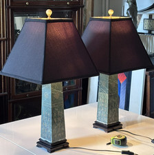 Paire de grandes lampes Colonnes contemporaines en plaquettes de marbre