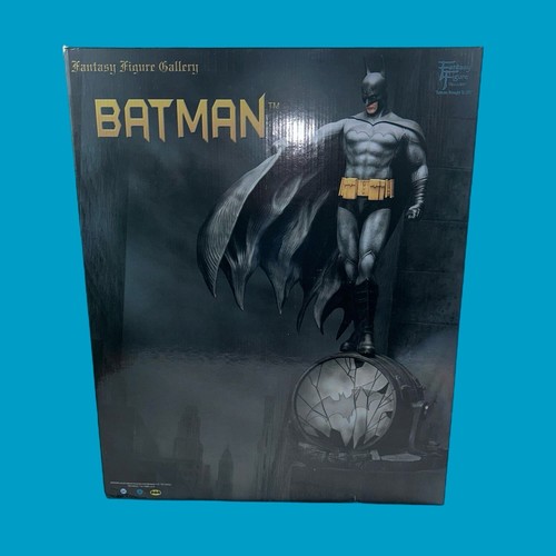 Batman statue luis royo - batman, by