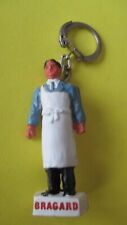 Porte clé années 60 Figurine  6,4 cm haut Boucher  vêtements de travail BRAGARD
