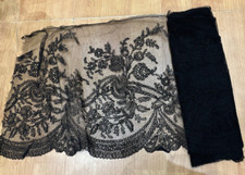 grand coupon de dentelle noire