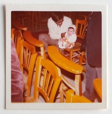 Bébé nourrisson église chaises flash étrange - Photo vintage snaphsot carré