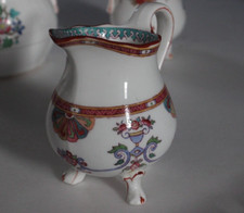 Pot à lait, crème, tripode