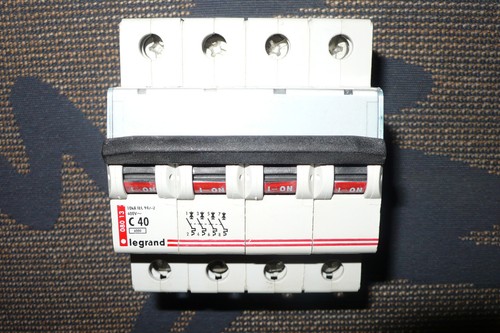 Disjoncteur tetrapolaire 40a - tetrapolaire,