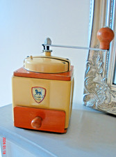ANCIEN  ET SUPERBE MOULIN A CAFE PEUGEOT LAQUE  CREME AVEC SA BOITE D'ORIGINE.