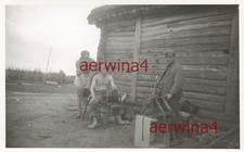 Soldats nus avec téléphone