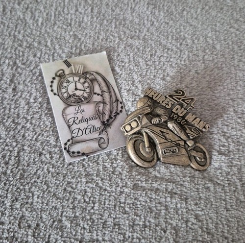 Insigne broche heures - /,