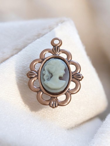Pendentif rétro camée