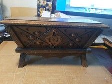 coffre jouet en bois avec sa