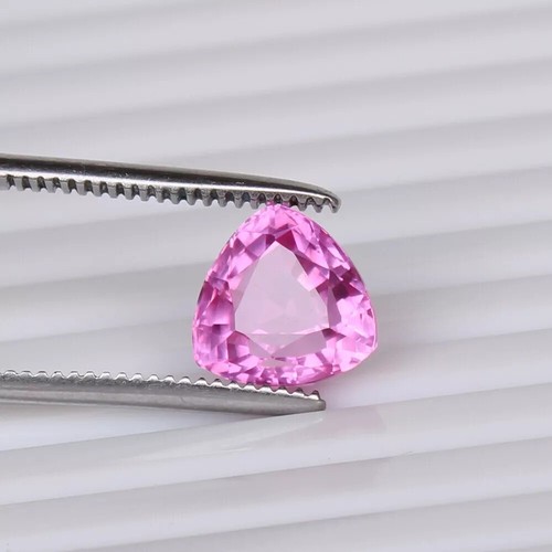 Saphir rose taillé - , au