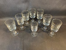 Lot de 8 anciens verres petits à pieds à digestif ou liqueur fond épais vintage