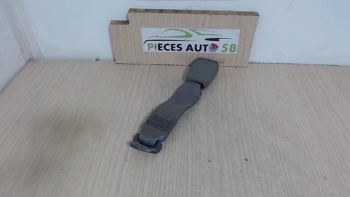 Attache ceinture arriere droit