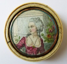 Boite ronde en écaille orné d'une miniature début du 19e siècle Box