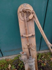 Ancienne pompe à eau en fonte – modèle mural à levier – sigle B.S – déco jardin