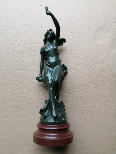 Une statue sur socle le - -,