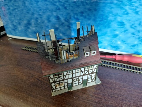 Maquettes maison qui - qui, brule