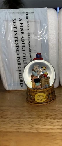 2011 disney holiday snowglobe - 2011,