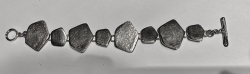 Bracele signée etait une - il,