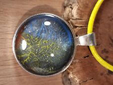 pendentif fait main goutte rond marbré en résine et métal rose vert bleu jaune
